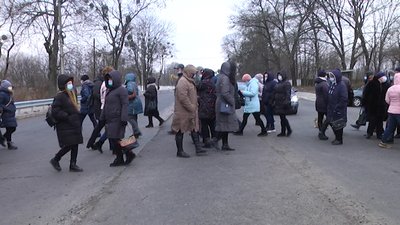 Працівники психлікарні на Рівненщині перекривали рух через борги