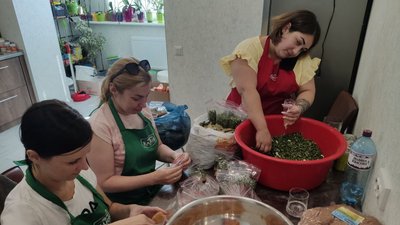 Готує сухі супи та відвозить військовим на передову. Як жителька Хмельниччини створила кулінарний фронт Готує сухі супи та відвозить військовим на передову. Як жителька Хмельниччини створила кулінарний фронт