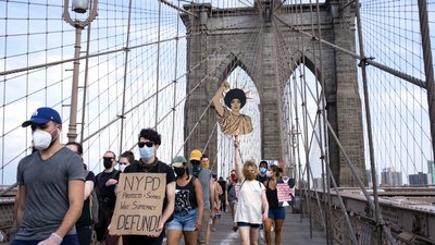У США десятки тисяч людей вийшли на мирний протест проти расизму та свавілля поліції У США десятки тисяч людей вийшли на мирний протест проти расизму та свавілля поліції