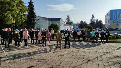 Жителі Овруцької громади зібралися біля міськради, аби отримати роз'яснення щодо чорнобильських нарахувань Жителі Овруцької громади зібралися біля міськради, аби отримати роз'яснення щодо чорнобильських нарахувань
