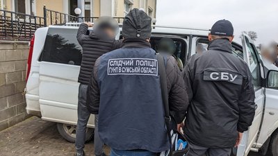"Організували незаконне переправлення людей до РФ". На Сумщині повідомили про підозру групі із чотирьох осіб "Організували незаконне переправлення людей до РФ". На Сумщині повідомили про підозру групі із чотирьох осіб