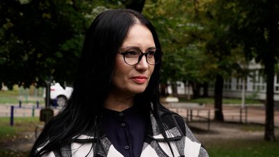 У дворі біля школи посадили клен та сакуру в пам'ять про подружжя Ткаченків, яке загинуло у Чернігові під обстрілом У дворі біля школи посадили клен та сакуру в пам'ять про подружжя Ткаченків, яке загинуло у Чернігові під обстрілом