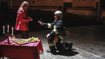 У Тернополі рятувальник освідчився коханій на сцені театру У Тернополі рятувальник освідчився коханій на сцені театру