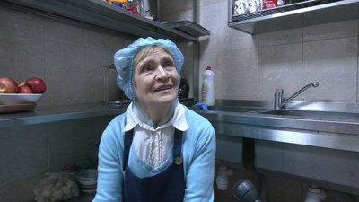 Як у Франківську наймолодша та найстарша волонтерки "Карітасу" допомагають переселенцям Як у Франківську наймолодша та найстарша волонтерки "Карітасу" допомагають переселенцям