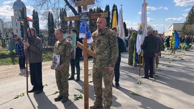 У селі на Тернопільщині прощаються з військовим, екснардепом Олегом Барною У селі на Тернопільщині прощаються з військовим, екснардепом Олегом Барною