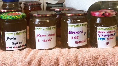 Ужгородка Ольга Кобрин готує для військових сироп з бузини Ужгородка Ольга Кобрин готує для військових сироп з бузини