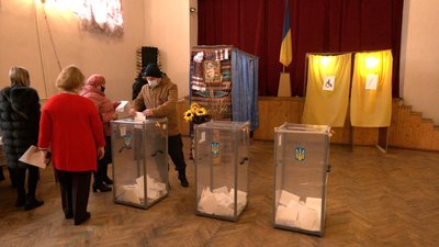 Проміжні вибори на Прикарпатті. Як проходило голосування на дільницях в Делятині та Яремчі Проміжні вибори на Прикарпатті. Як проходило голосування на дільницях в Делятині та Яремчі