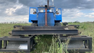 "Ураган", "Град", С-300, касетні снаряди: у Шевелівці на Харківщині аграрії розміновують поля за допомогою трактора