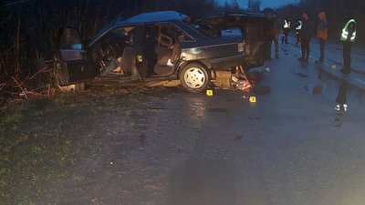 На Чернігівщині внаслідок лобового зіткнення двох легковиків загинули двоє людей