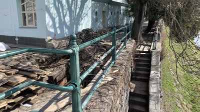 Провалля на площі Театральній в Ужгороді почали ремонтувати Провалля на площі Театральній в Ужгороді почали ремонтувати