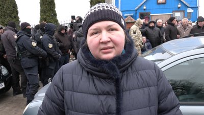 Штовханина вірян УПЦ МП та ПЦУ біля храму на Волині Штовханина вірян УПЦ МП та ПЦУ біля храму на Волині