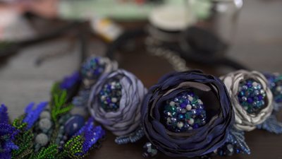 Житомирська майстриня Наталія Антонець створила понад 2 тисячі унікальних прикрас з бісеру і каменів Житомирська майстриня Наталія Антонець створила понад 2 тисячі унікальних прикрас з бісеру і каменів