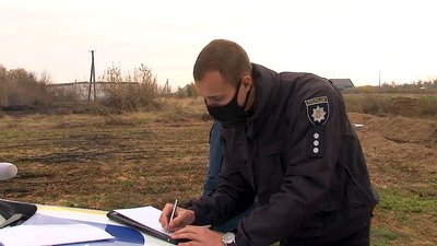 Рятувальники та поліцейські перевіряють, як утилізують листя на Черкащині Рятувальники та поліцейські перевіряють, як утилізують листя на Черкащині