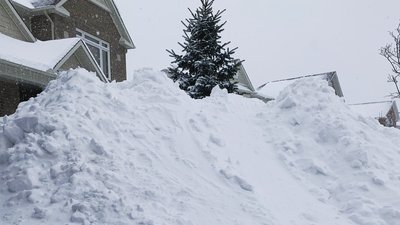 У Канаді через снігопад з рейок зійшов потяг і сталася масштабна ДТП