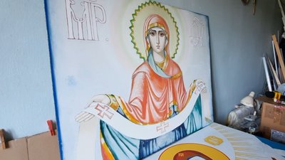На фото ікона "Покрова Пресвятої Богородиці", яка висіла над аркою дорогою до Хмельницького Свято-Покровського кафедрального собору. Її зняли аби відреставрувати, проте, це неможливо зробити, каже художник.