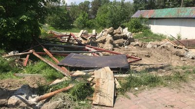 У Сумах на Заливній знесли зведену споруду