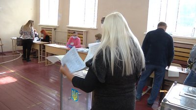Місцеві вибори у Херсоні: як на дільницях дотримуються карантинного режиму Місцеві вибори у Херсоні: як на дільницях дотримуються карантинного режиму