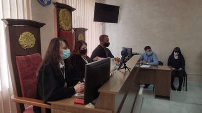 150 працівників Тернопільської районної лікарні протестують біля Господарського суду