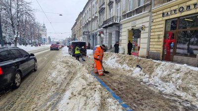 Прибирання вулиць у Львові
