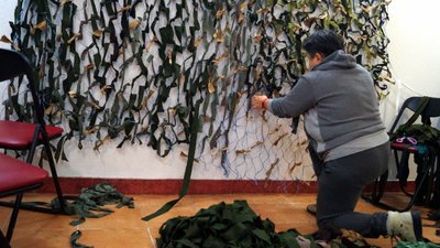 «Гобелени війни». У музеї на Львівщині «з нуля» плетуть маскувальні сітки – фоторепортаж «Гобелени війни». У музеї на Львівщині «з нуля» плетуть маскувальні сітки – фоторепортаж