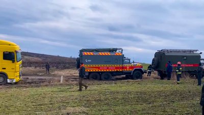 Вантажівку витягли дві рятувальні машини