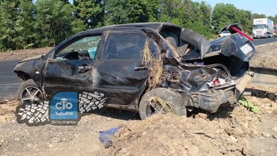 У Харкові машина злетіла в кювет: одна людина травмувалась У Харкові машина злетіла в кювет: одна людина травмувалась
