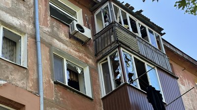 Херсон, обстріли, будинок, вікна, балкони, уламки