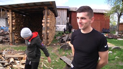 "Я йому не вірю, що не буває важко. Але він каже, що ні" – батько Володимира – опікуна восьми дітей