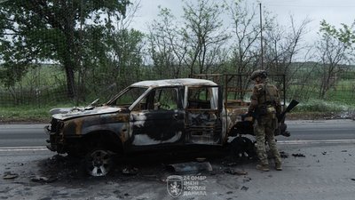 Боєць 24 ОМБр імені короля Данила на Донеччині біля згоріло пікапу