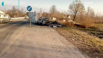 Влетів у бетонний блок і загорівся: поліція шукає власника "євробляхи"