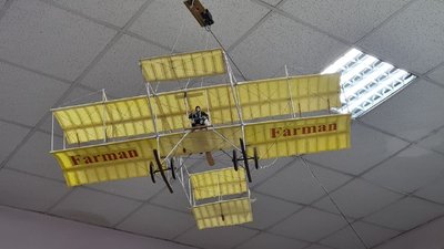 Військовий льотчик з Кропивницького виготовляє паперові моделі літаків та ракет Військовий льотчик з Кропивницького виготовляє паперові моделі літаків та ракет