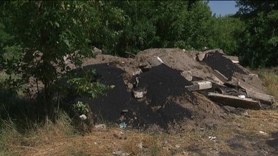 Поблизу Верхньої Сироватки на Сумщині виявили звалище залишків асфальту після ремонту дороги