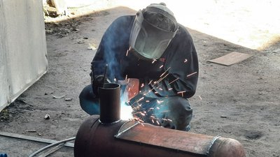 На Миколаївщині волонтер робить із газових балонів буржуйки для військових