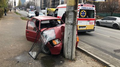 У Чернівцях водій легковика об'їжджав тролейбус і врізався в стовп