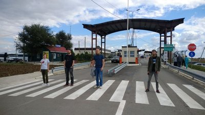 "Крим. Третій вимір": на адмінмежі з окупованим півостровом виклали національний орнамент