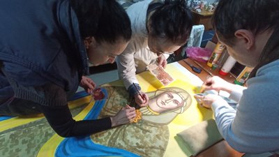 Богородиця у камуфляжі і Марія Заньковецька з "бандерівським смузі": як прикрасили львівський театр