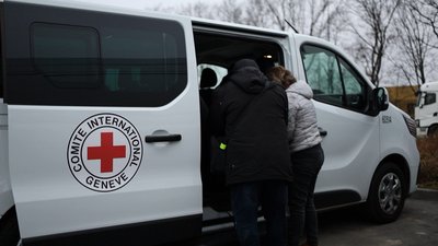 Представники Червоного Хреста проводять евакуацію