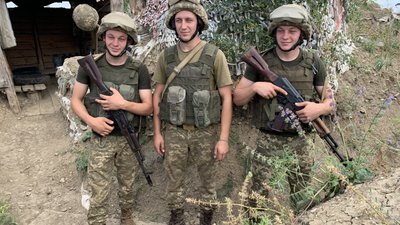Троє братів служать в одній бригаді на Донеччині Троє братів служать в одній бригаді на Донеччині