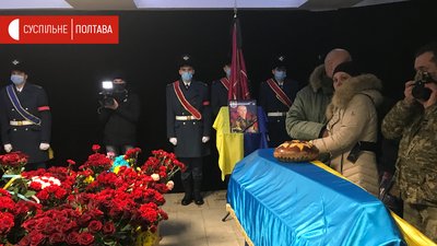 У Кременчуці прощаються із загиблими військовими У Кременчуці прощаються із загиблими військовими