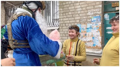 Військові у Бахмуті привітали дітей та місцевих до дня Святого Миколая Військові у Бахмуті привітали дітей та місцевих до дня Святого Миколая