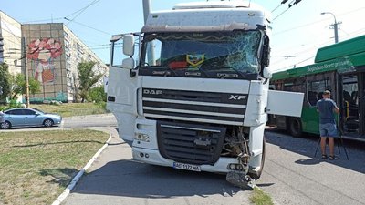 Аварія в Дніпрі: зіткнулись фура й пасажирський автобус, двоє травмованих Аварія в Дніпрі: зіткнулись фура й пасажирський автобус, двоє травмованих