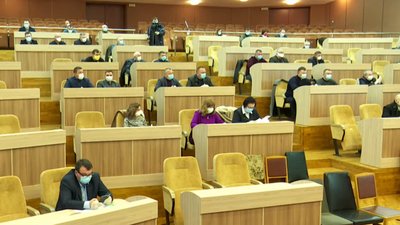 За 15 хвилин на сесії Сумської обласної ради депутати розглянули 11 питань