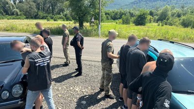 Від 5 до 9 тисяч доларів з людини: трьох закарпатців підозрюють у переправленні чоловіків через кордон Від 5 до 9 тисяч доларів з людини: трьох закарпатців підозрюють у переправленні чоловіків через кордон