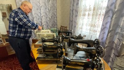 Олександр Шиян із Прилук Чернігівської області показує свою колекцію швацьких машинок. Олександр Шиян із Прилук Чернігівської області показує свою колекцію швацьких машинок.