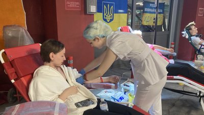 Харків'яни в укритті здали кров для українських військових Харків'яни в укритті здали кров для українських військових