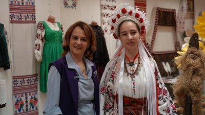 Майстриня з Канева створює воскові весільні віночки