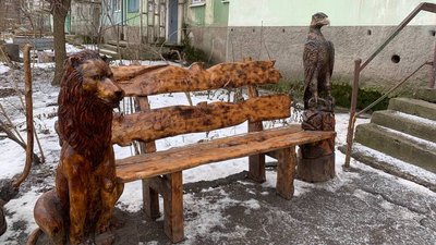 Криворіжець прикрасив майданчик біля багатоповерхівки власноруч зробленими дерев`яними скульптурами
