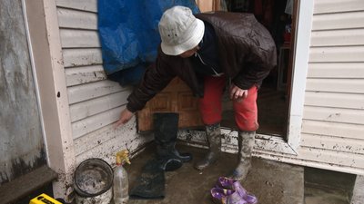 Репортаж зі Східниці: Ольга Тукарівська показує сліди від бруду на будинку Репортаж зі Східниці: Ольга Тукарівська показує сліди від бруду на будинку