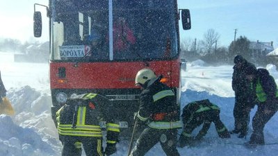 На Тернопільщині рятувальники витягли автобус, який з’їхав з дороги
