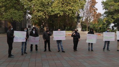 Під стінами Одеської міськради мітингували за збереження стоянки, яку суд визнав незаконною Під стінами Одеської міськради мітингували за збереження стоянки, яку суд визнав незаконною